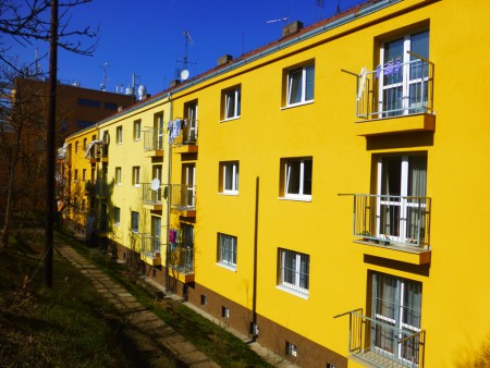 Zábradlí balkónů, mříže oken a balkónových dveří prvního patra, mříže sklepních oken.