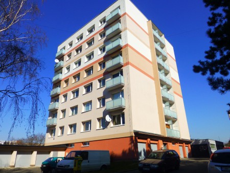 Prosklená zábradlí balkónů a lodžií pro cca 80 bytových jednotek.
