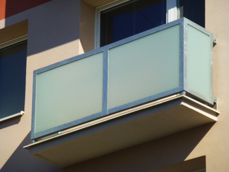 Detail zábradlí balkónu.